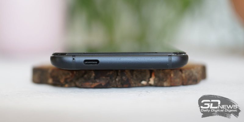 ASUS ROG Phone 3, нижняя грань: микрофон и порт USB Type-C