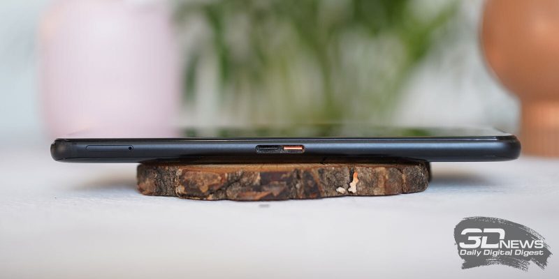 ASUS ROG Phone 3, левая грань: аксессуарный разъем, совмещенный со вторым портом USB Type-C и слот для двух nano-SIM