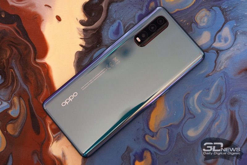 OPPO Find X2, задняя панель: в углу — блок с тремя объективами основной камеры, двойной светодиодной вспышкой и микрофоном