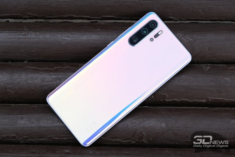 Huawei P30 Pro, задняя панель: в углу – два блока, в одном три объектива основной камеры, справа от него – двойная светодиодная вспышка и TOF-камера, состоящая из ИК-датчика и собственно связки «сенсор-объектив»