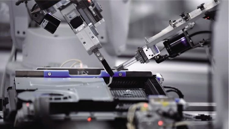Робот устанавливает кабели в разъёмы на плате (Nikkei, фото Kento Awashima)