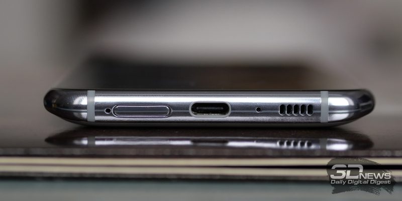 Samsung Galaxy A80, нижняя грань: основной динамик, разъем USB Type-C, микрофон и слот для двух карточек nano-SIM