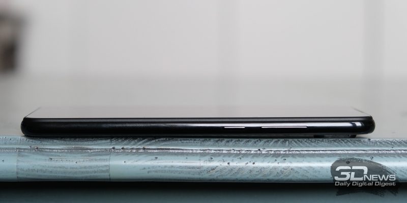 Xiaomi Redmi Note 7, правая грань: клавиши включения и регулировки громкости/спуска затвора камеры