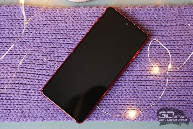 Samsung Galaxy Note10 Lite, лицевая панель: экран с минимальными рамками и врезанная прямо в площадь экрана фронтальная камера, в верхнюю кромку вписан разговорный динамик
