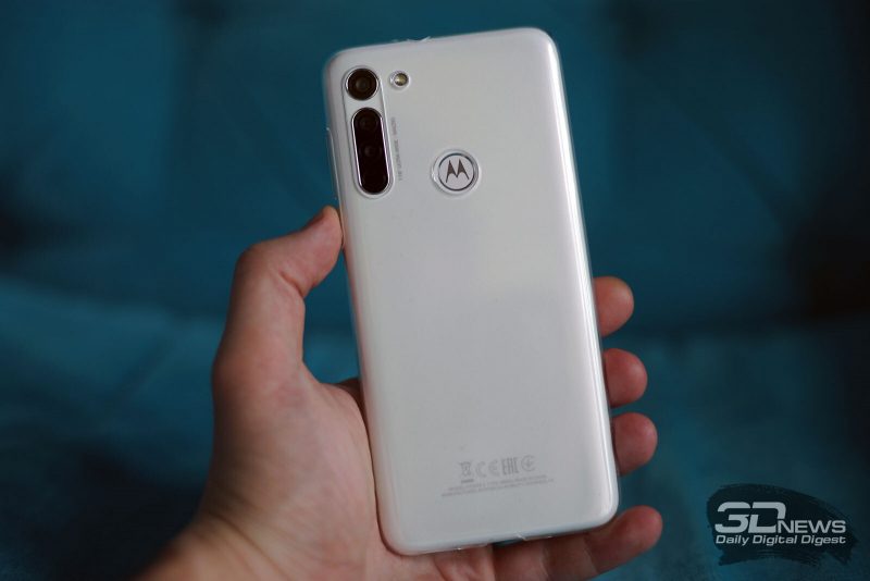 moto G8 в комплектном чехле