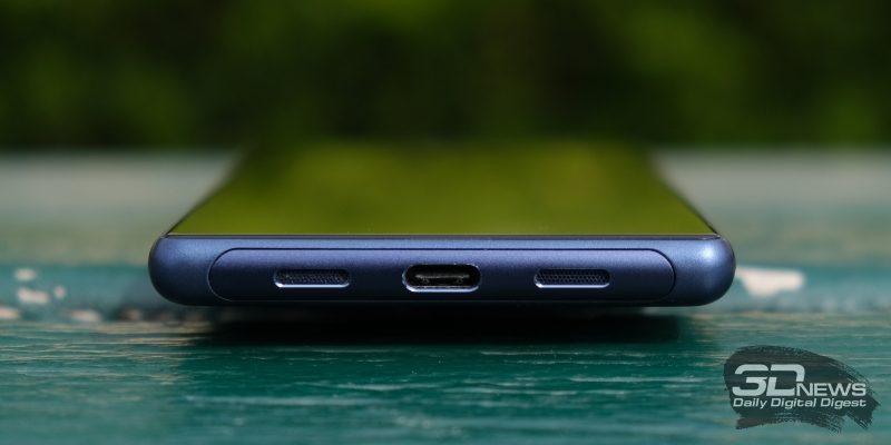 Sony Xperia 10, нижняя грань: порт USB Type-C и две решетки – за одной спрятан микрофон, за второй – основной динамик