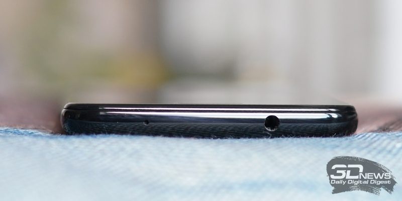 Google Pixel 3a, нижняя грань: микрофон, динамик и порт USB Type-C