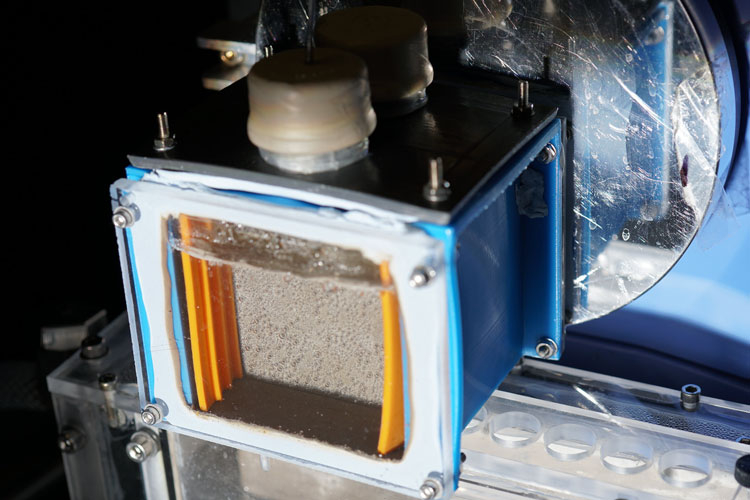 Опытная установка для производтсва муравиной кислоты из углекислого газа и вод под действием солнечного света (University of Cambridge)