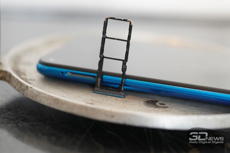 Слот для двух карточек nano-SIM и одной карточки microSD