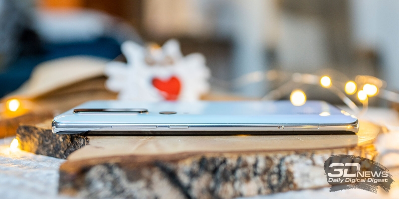 Xiaomi Mi Note 10, правая грань: клавиша включения/блокировки и клавиша регулировки громкости, а также слот для двух SIM-карт