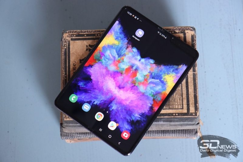 Samsung Galaxy Fold, лицевая панель (в разложенном виде): 7,3-дюймовый сенсорный экран, крупный вырез с фронтальными камерами и различными сенсорами