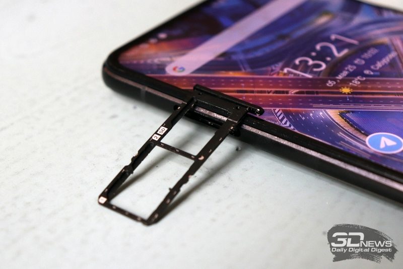 ASUS Zenfone 6, слот для двух карточек стандарта nano-SIM и одной карточки microSD