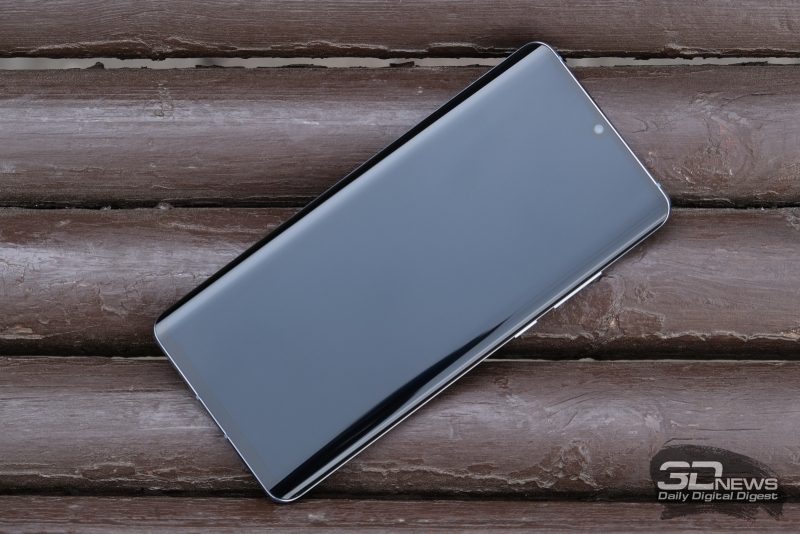 Huawei P30 Pro, лицевая панель: в верхней части экрана – маленький вырез с одинокой фронтальной камерой