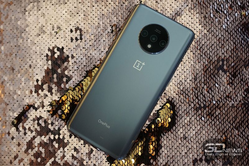 OnePlus 7T, задняя панель: по центру – блок основной камеры, состоящий из трех объективов и двойной светодиодной вспышки