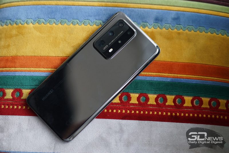 Huawei P40 Pro+, задняя панель: в углу — крупный блок с пятью камерами, микрофоном, сенсорами и двойной светодиодной вспышкой