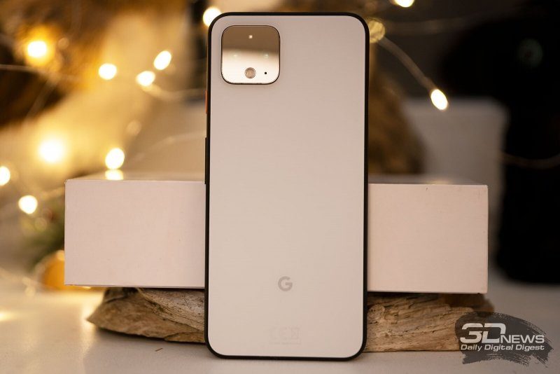 Google Pixel 4, задняя панель: в углу находится блок с двумя объъективами камер, спектральным датчиком и двойной светодиодной вспышкой