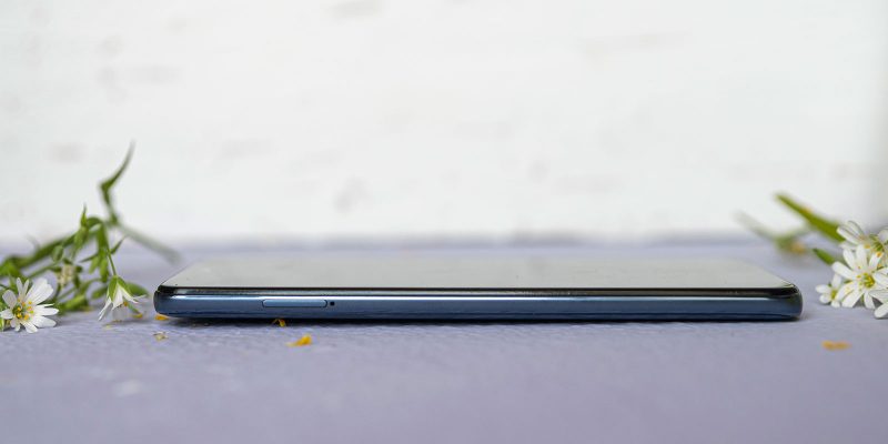 Xiaomi Redmi Note 9S, левая грань: слот для карточек nano-SIM и карты памяти