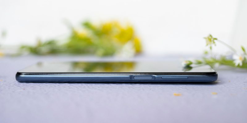 Xiaomi Redmi Note 9S, правая грань: клавиша включения/блокировки со встроенным сканером отпечатков и клавиша регулировки громкости/спуска затвора камеры