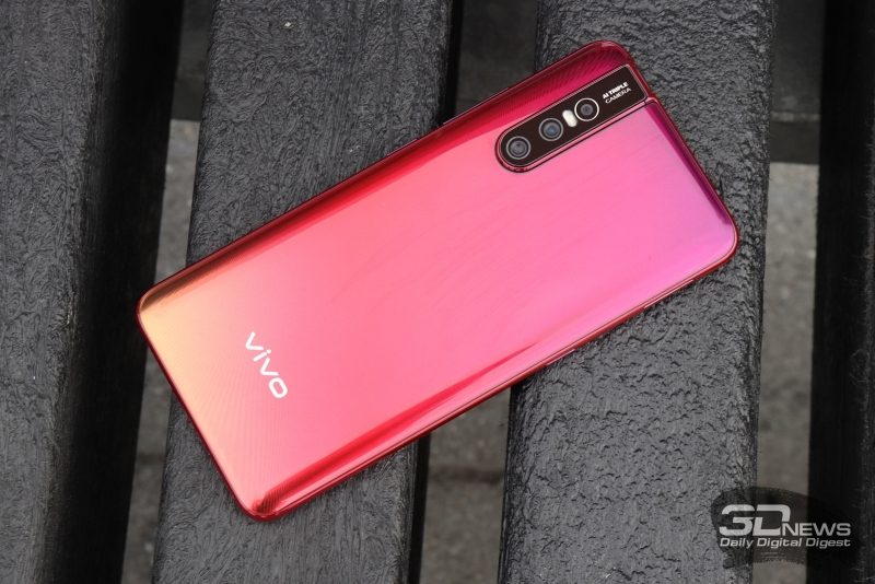 Vivo V15 Pro, задняя панель: в блок камер входят три объектива и одинарная светодиодная вспышка