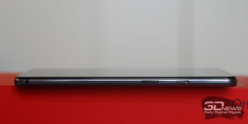 OnePlus 7T, правая грань: клавиша блокировки/включения смартфона и переключатель звуковых профилей