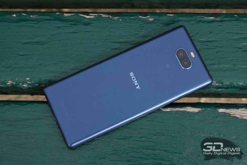 ony Xperia 10, задняя панель: двойной модуль камеры и одинарная светодиодная вспышка