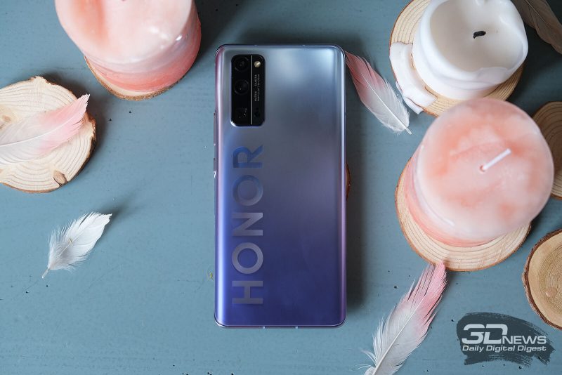 Honor 30 Pro+, задняя панель: в углу — блок тыльной камеры с четырьмя объективами, одинарной светодиодной камерой и датчиками