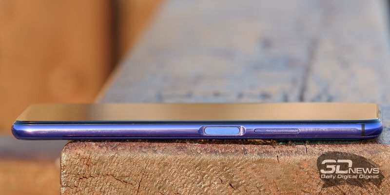 Huawei nova 5T, правая грань: клавиша блокировки, совмещенная со сканером отпечатков пальцев, а также клавиша регулировки громкости
