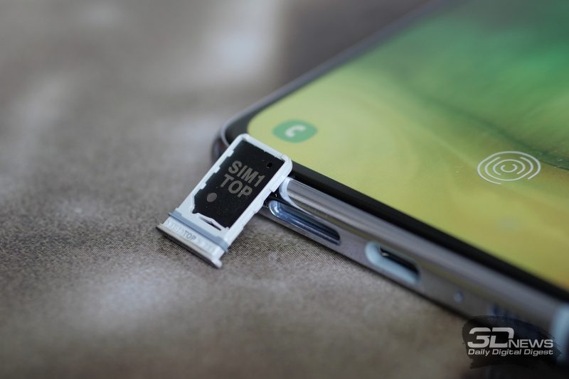 Samsung Galaxy A80, слот для двух карточек стандарта nano-SIM