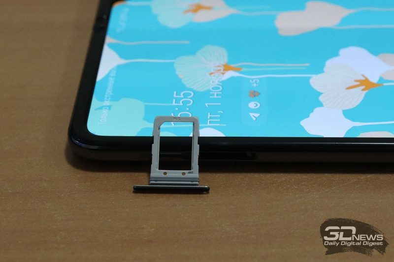 Samsung Galaxy Fold, слот для единственной карточки стандарта nano-SIM