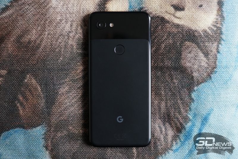 Google Pixel 3a, задняя панель: на глянцевой вставке мы видим основную камеру и двойную светодиодную вспышку, ниже — сканер отпечатков пальцев