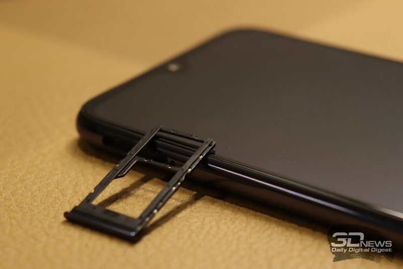 Xiaomi Mi A3, слот для двух карточек стандарта nano-SIM и/или карты памяти microSD