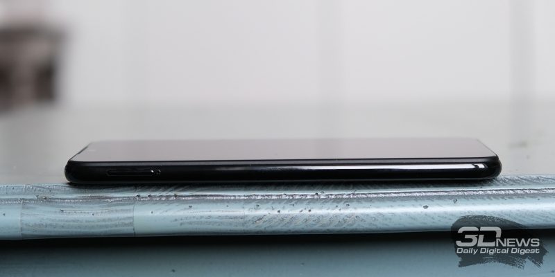 Xiaomi Redmi Note 7, левая грань: слот для SIM-карт и карты памяти