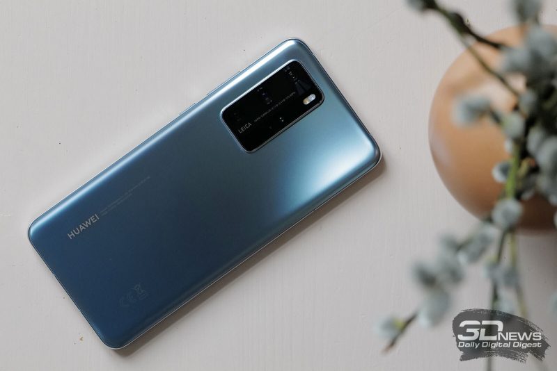 Huawei P40 Pro, задняя панель: в углу — крупный блок основной камеры с четырьмя объективами, микрофоном, сенсорами и двойной светодиодной вспышкой