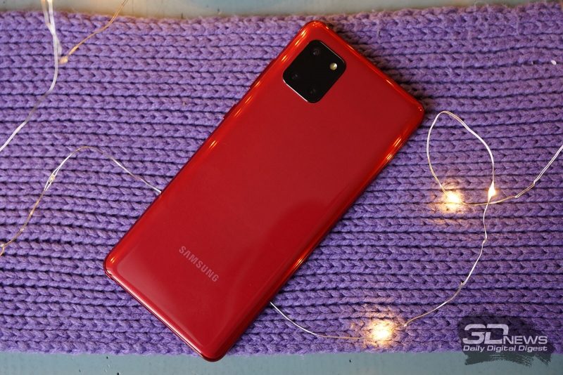 Samsung Galaxy Note10 Lite, задняя панель: в углу -блок из трех камер и вспышки