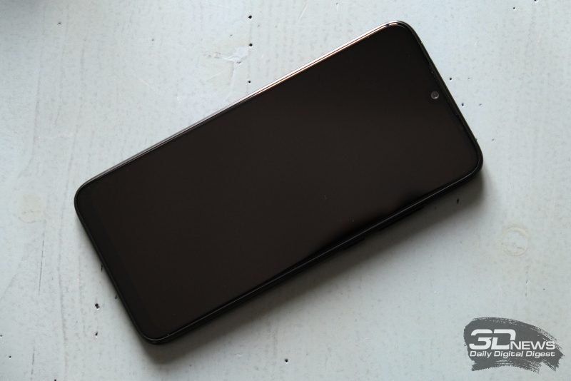 Xiaomi Redmi Note 7, лицевая панель: в вырезе – фронтальная камера, над ней – прорезь разговорного динамика