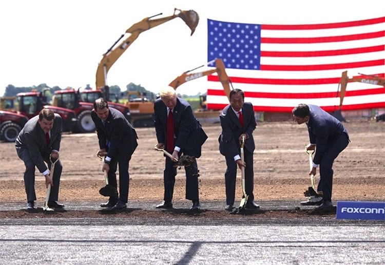 Дональд Трамп открывает строительство завода Foxconn в США