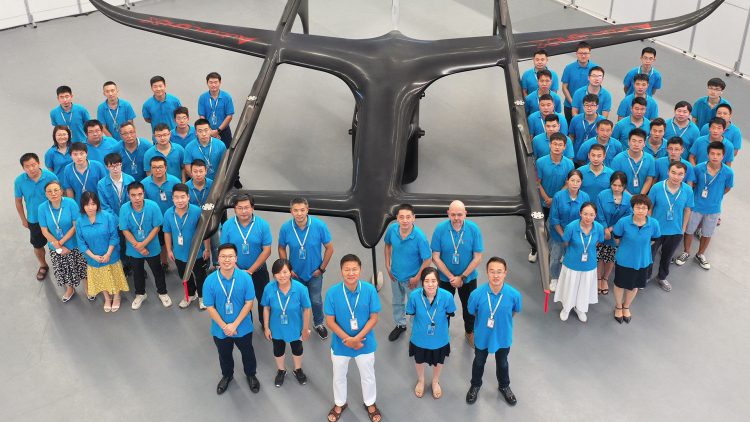 Часть команды Autoflight с основатлелем Тяном Юем (Tian Yu) в центр у прототипа грузового дрона V1000 eVTOL — он определённо тяжелее и больше V400