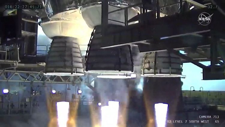 Четыре двигателя RS-25 ракеты SLS вблизи во время теста 17 января (NASA TV)