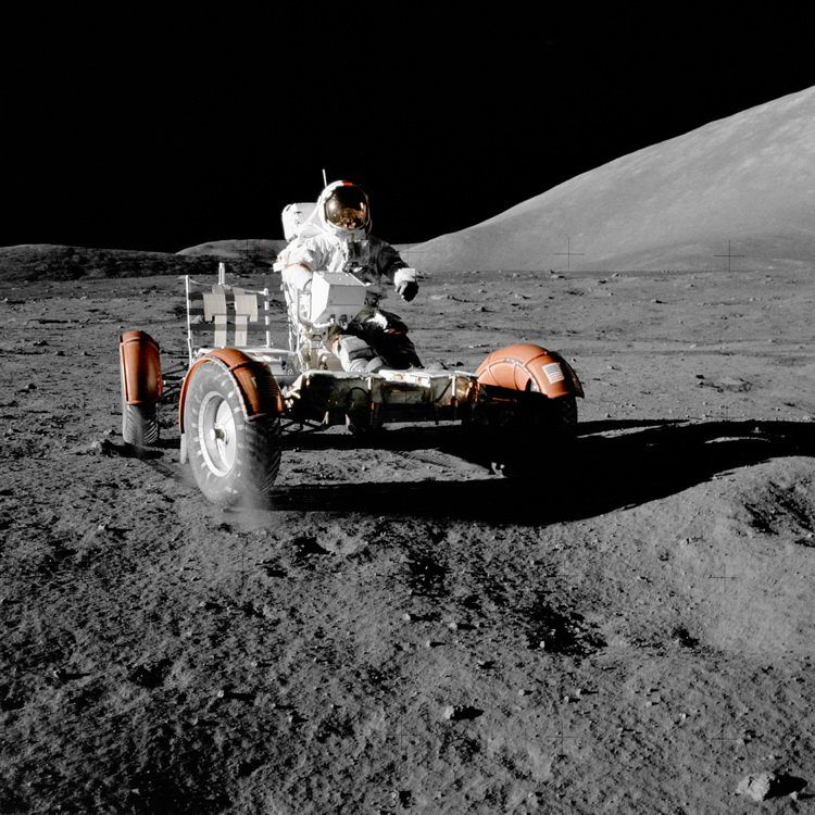 Юджин Сернан верхом на лунном автомобиле передвигается по ухабистой лунной долине Тавр—Литтров