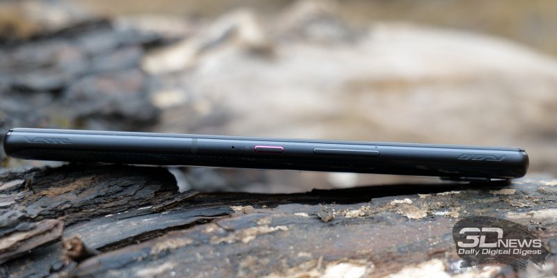 ASUS ROG Phone 5, правая грань: механические клавиши включения и регулировки громкости, сенсорная клавиша AirTrigger 5, микрофон