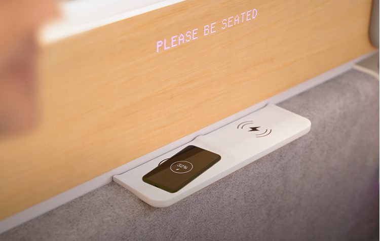 Столик с беспроводной зарядкой для техники