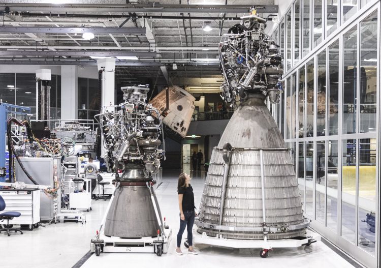 Обычная и вакуумная версии Raptor для Starship рядом с человеком, SpaceX