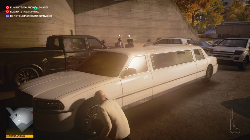 Сложно заметить невооружённым взглядом, но в данный момент Агент 47, переодевшись под лимузин, пытается пробраться в запретную зону