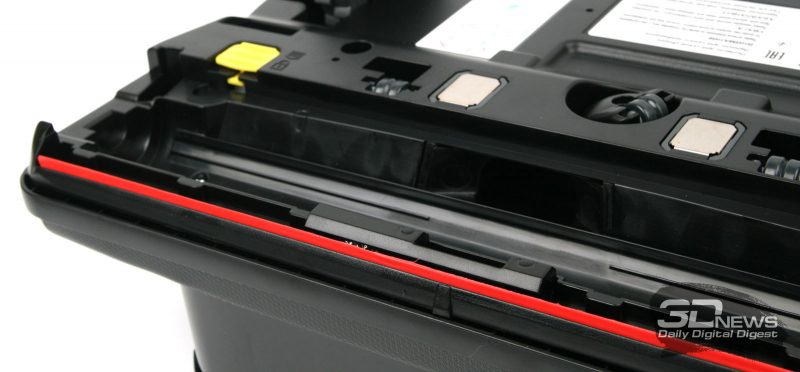 Подвижная створка для уборки мусора от стен и плинтусов