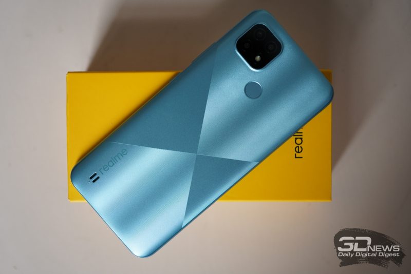 realme C21, задняя панель: блок тройной камеры с одинарной вспышкой в верхнем углу, динамик — в нижнем, сканер отпечатков — по центру ближе к верхней части