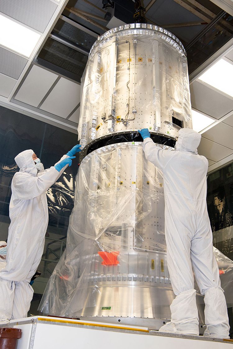 Техники NASA проверяют посадку цилиндров двигательного модуля Europa Clipper 15 октября 2020 года (NASA/Barbara Lambert)