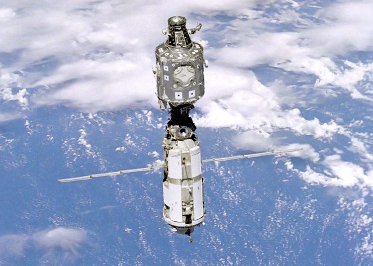 МКС в июле 1999 года. Вверху — модуль «Юнити», внизу — «Заря» (NASA)