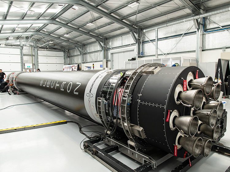 Лёгкая ракета «Электрон» в ангаре накануне пуска (Rocket Lab)