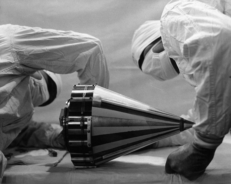 Лаборатория JPL предлагала одним прыжком преодолеть пропасть между простейшими аппаратами для исследования Луны (на фото – Pioneer 3) и самоходными роверами-роботами. Фото NASA. Источник: https://commons.wikimedia.org/wiki/File:Pioneer_3.jpg