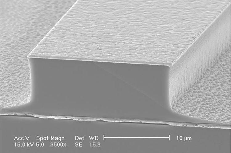 Увеличенное изображение излучающей структуры лазера.